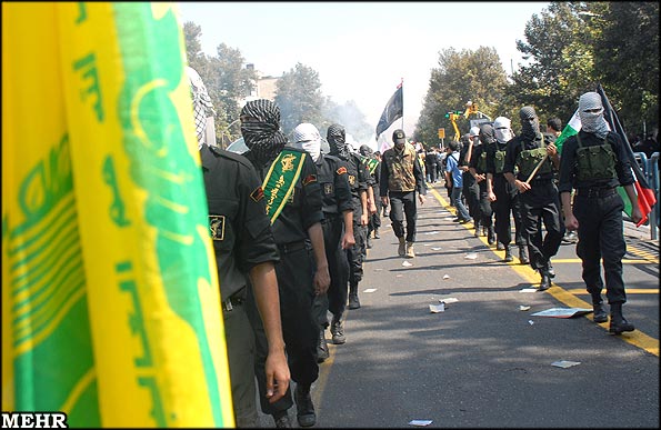 Membres de la milice anti-émeutes (peu nombreux et haïs par tous le monde - ils gardent leur cagoule)