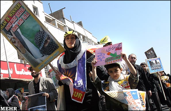 L’authentique « Pintade de Téhéran » dans une tenue de « jeune mère dynamique »